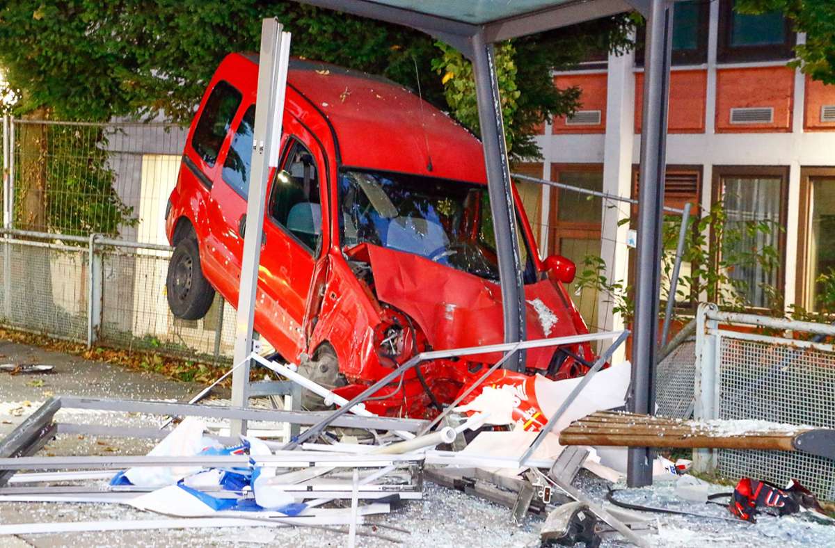 Unfall in Pforzheim: Autofahrer rast in Bushaltehäuschen und will fliehen