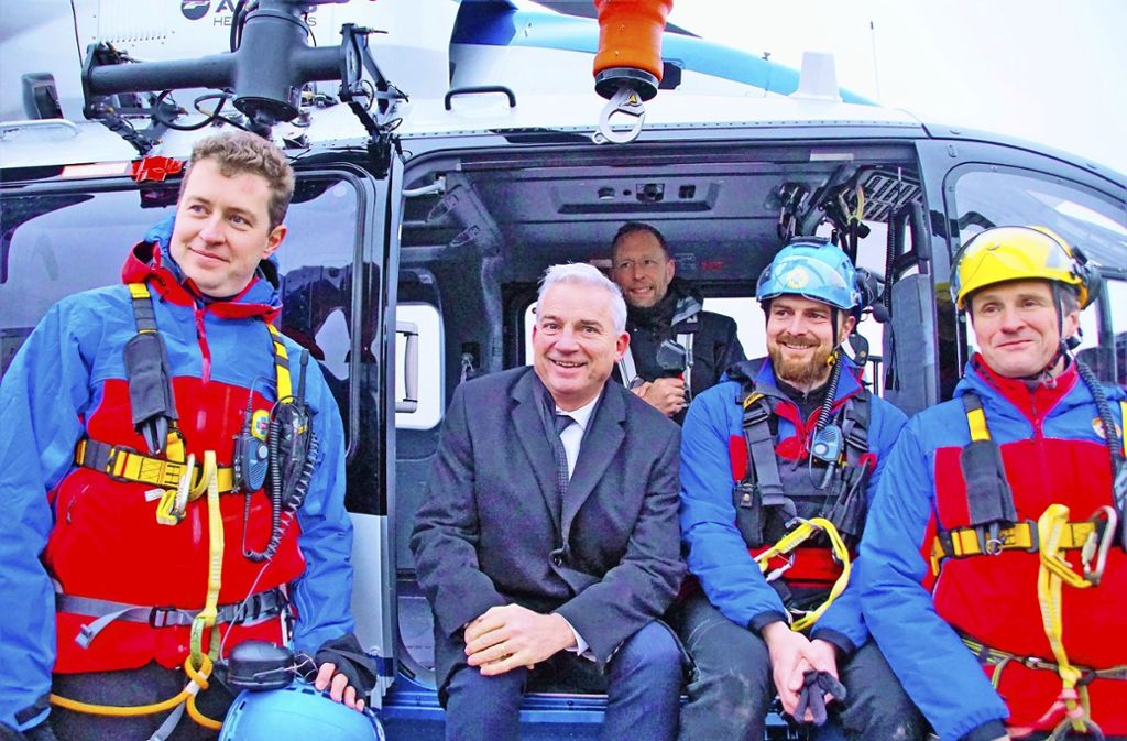 Innenminister Thomas Strobl (Mitte) übergab der Polizei eine Rettungswinde, mit der Verletzte in den Bergen in Hubschrauber hochgezogen werden.