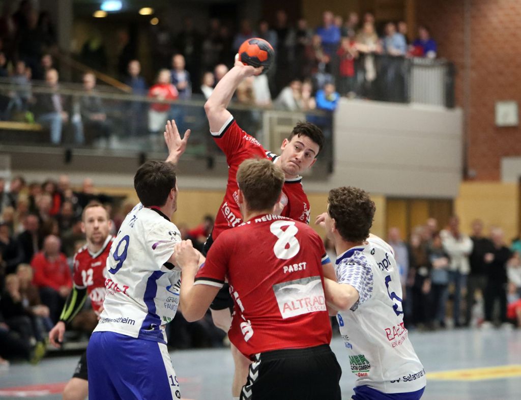 Die Richtung stimmt: Hannes Grundler (am Ball) und der TSV Neuhausen wollen aufsteigen. Foto: Rudel - Rudel
