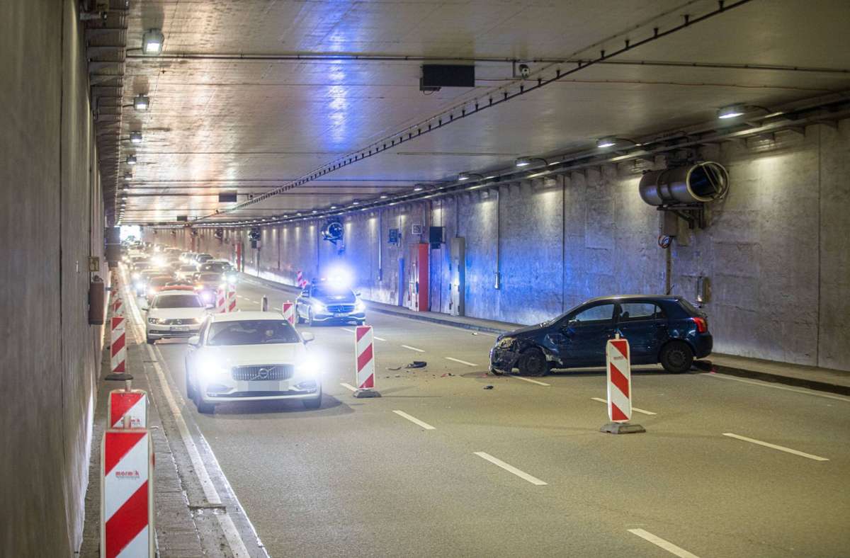 Ein Auto stand quer im Tunnel – und sorgte für Stau-Chaos.