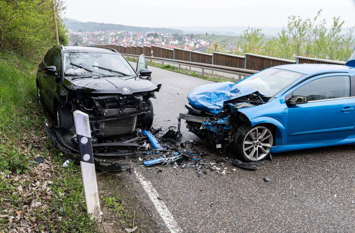 Unfall in Cleebronn: Auto gerät in Gegenverkehr - drei Schwerverletzte