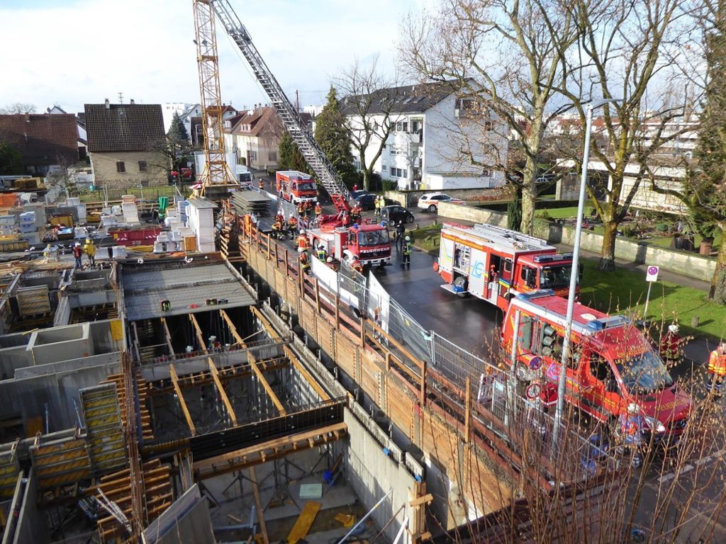 Zur Rettungs des Mannes musste ein Kran eingesetzt werden: Leinfelden-Echterdingen: Bauarbeiter schwer verletzt