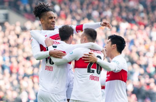 Der VfB Stuttgart feiert einen verdienten Sieg gegen Aue. Foto: dpa/Tom Weller