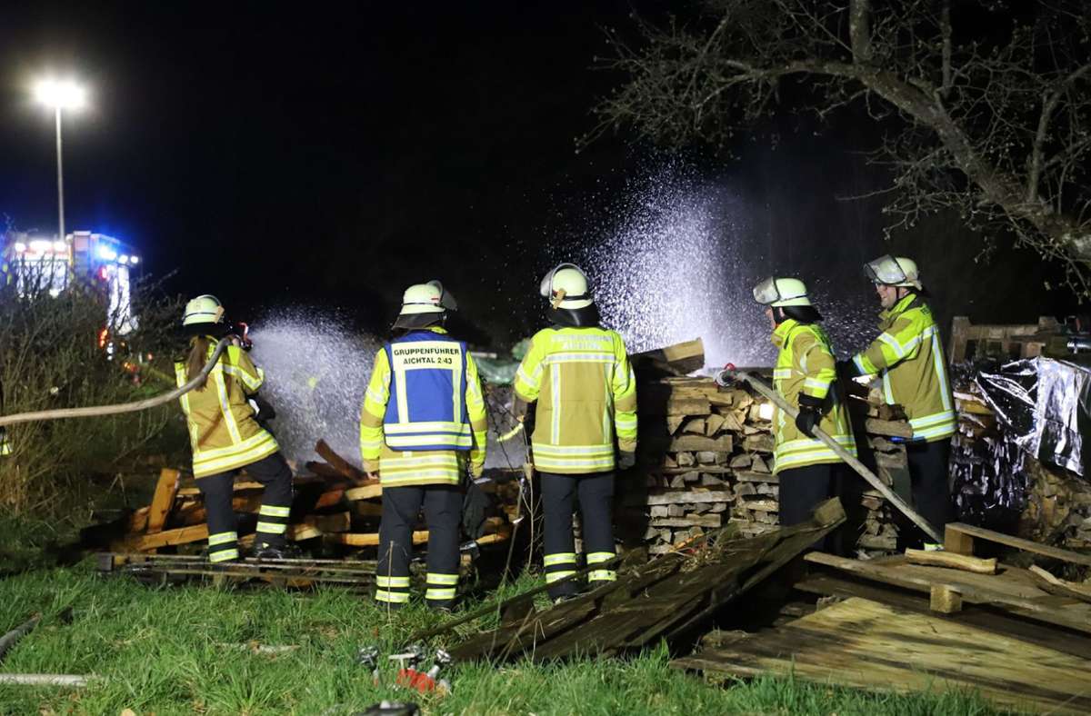 Feuerwehreinsatz in Neckartailfingen: Holzstapel brennt