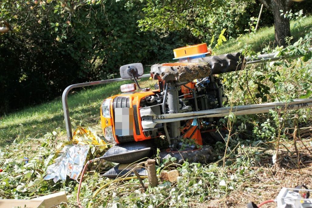 Der junge Mann wurde bei dem Unfall schwer verletzt: Altbach: 27-Jähriger mit Traktor umgestürzt