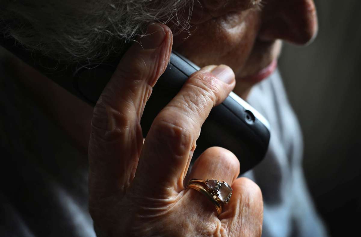 Trickbetrug in Backnang: Seniorin hebt nach Schockanruf 60 000 Euro ab