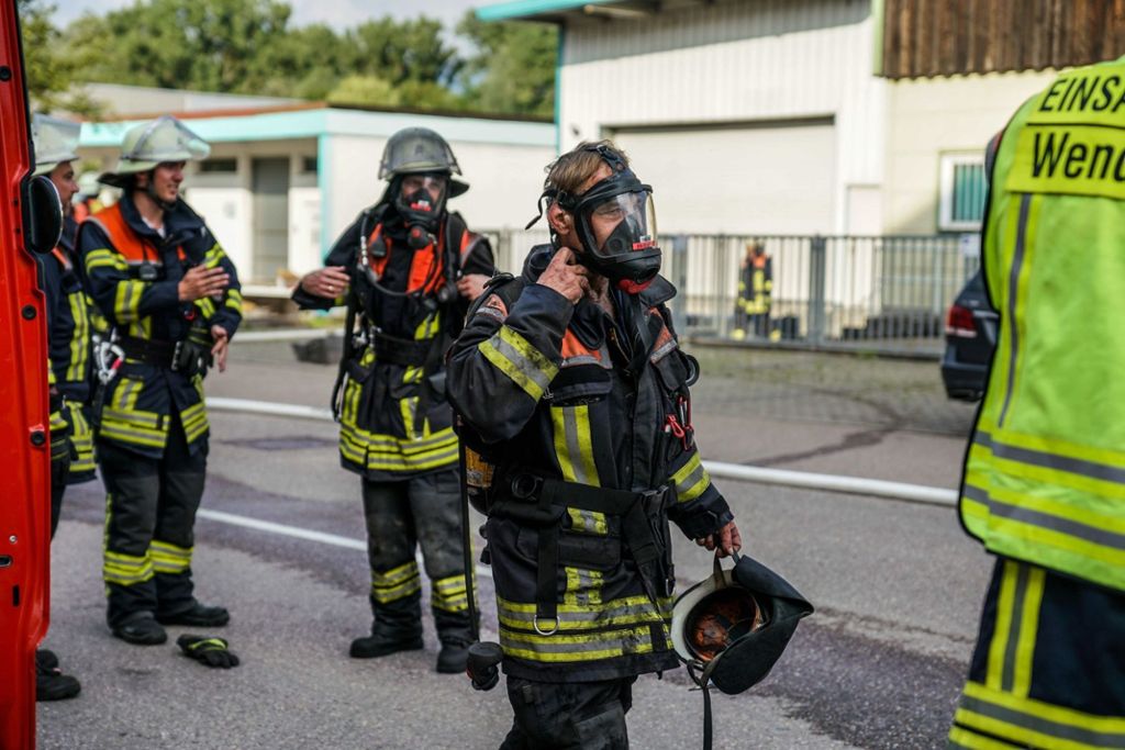 Feuerwehr flutet Kellerbereich mit Schaum, um den Brandherd zu löschen: Wendlingen: Glühender Quarzsand gelöscht
