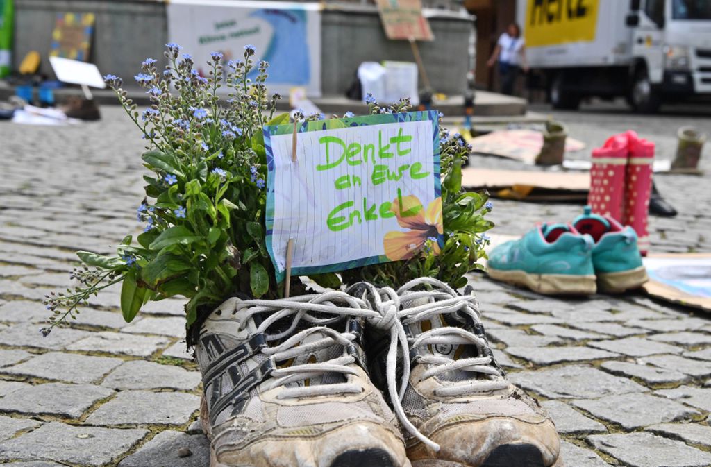 In Esslingen haben Fridays for Future, Parents for Future und das Klimagerechtigkeitsbündnis zum Protest für mehr Klimaschutz aufgerufen. Weil das Corona-Infektionsrisiko zu groß gewesen wäre, gab es keine Demonstration mit Menschen sondern mit Schuhen und Botschaften auf dem Esslinger Rathausplatz.