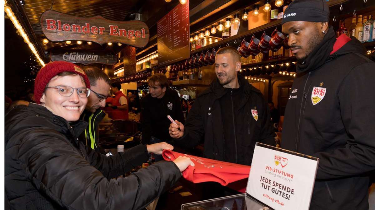 Benefizabend beim Weihnachtsmarkt in Stuttgart: VfB-Helden schenken Glühwein aus – und geben  Autogramme
