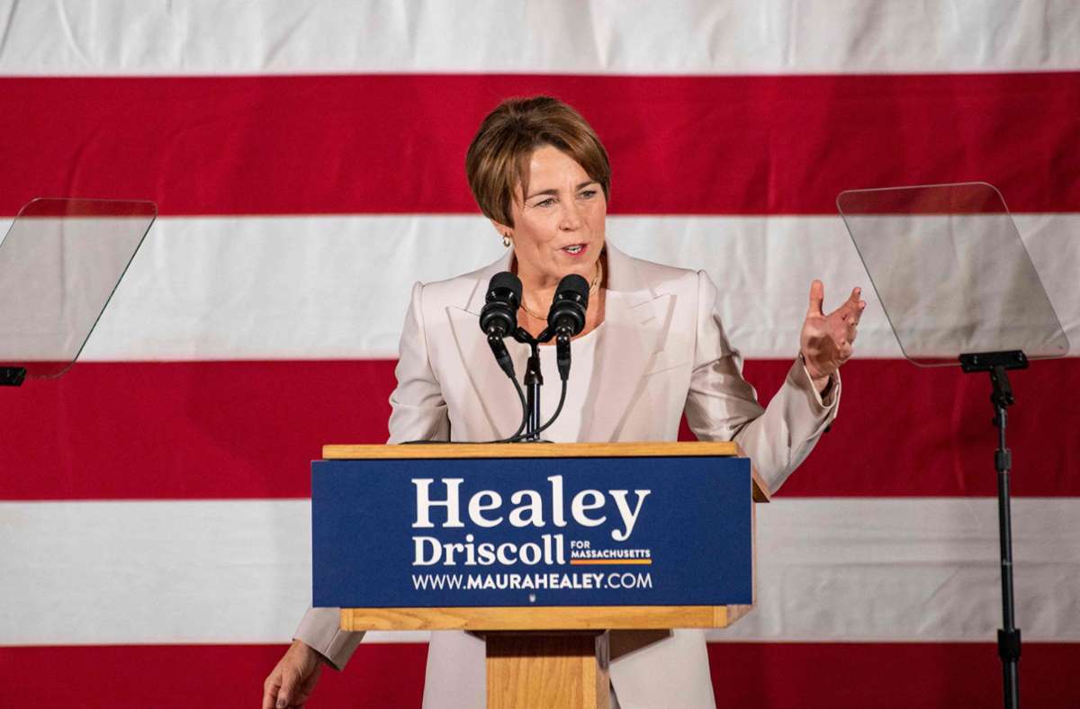 Die US-Demokratin Maura Healey ist als erste offen homosexuelle Frau in der Geschichte des Landes zur Gouverneurin gewählt worden.
