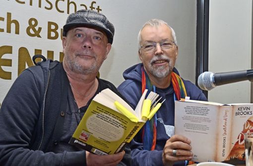 Der britische Autor Kevin Brooks (links) und sein Übersetzer Michael Gutzschhahn bei der LesART. Foto: Gaby Weiß -  Gaby Weiß