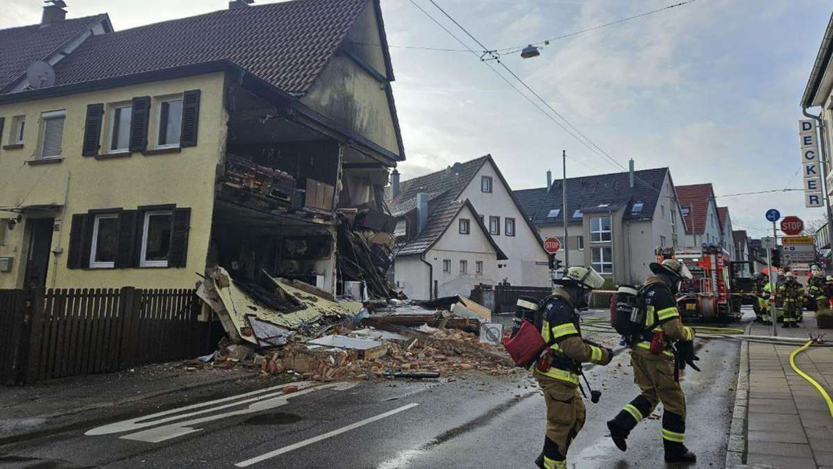 Feuerwehreinsatz in Stuttgart-Vaihingen: Explosion: Hauswand stürzt ein