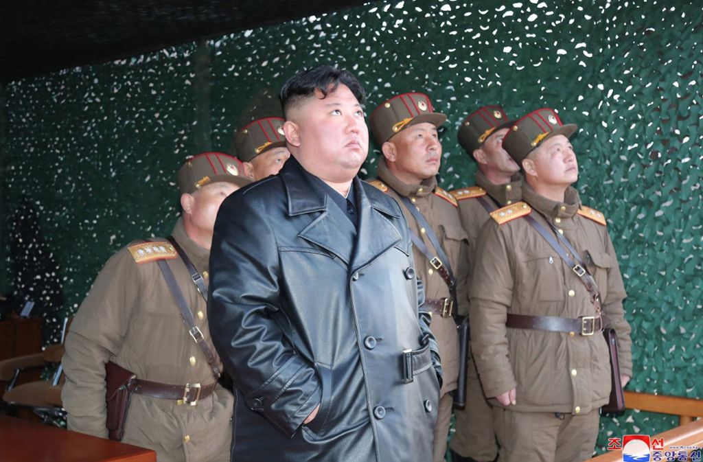Kim Jong-un hält mit seinen Militärs Ausschau nach dem Virus.