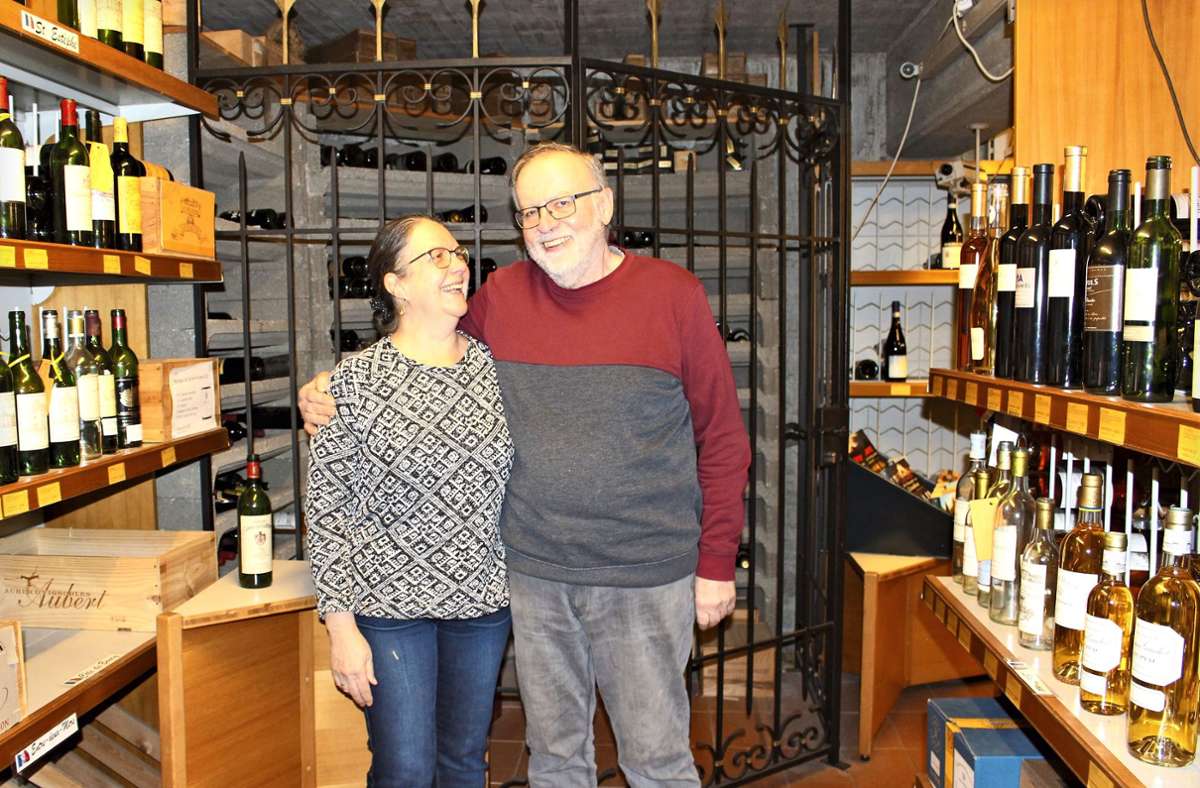 Abschied von Charles’ Vinothek: Petra und Karl Renz hören am 2.2.22 nach 40 Jahren auf –  aus Altersgründen. Hier stehen die beiden vor der Schatzkammer im  Weinkeller. Foto: Holowiecki