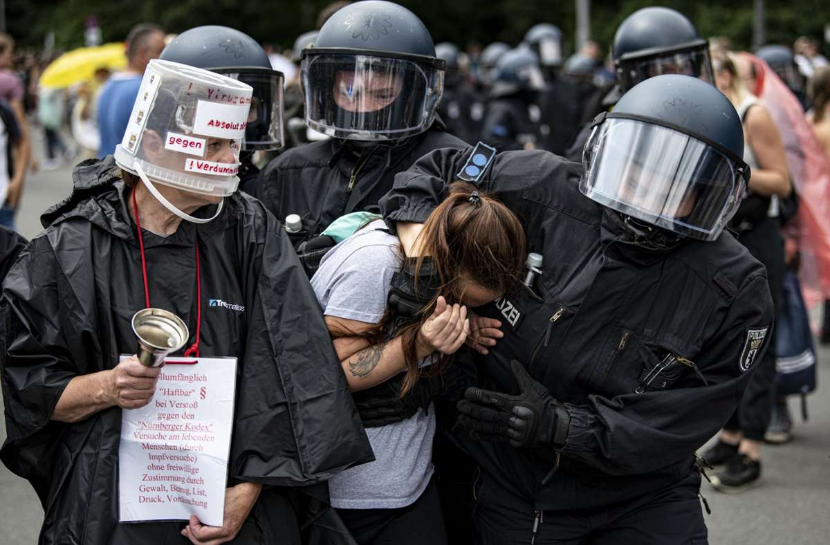 Die Polizei nahm mehrere Menschen bei der nicht genehmigten Demo in Berlin fest.