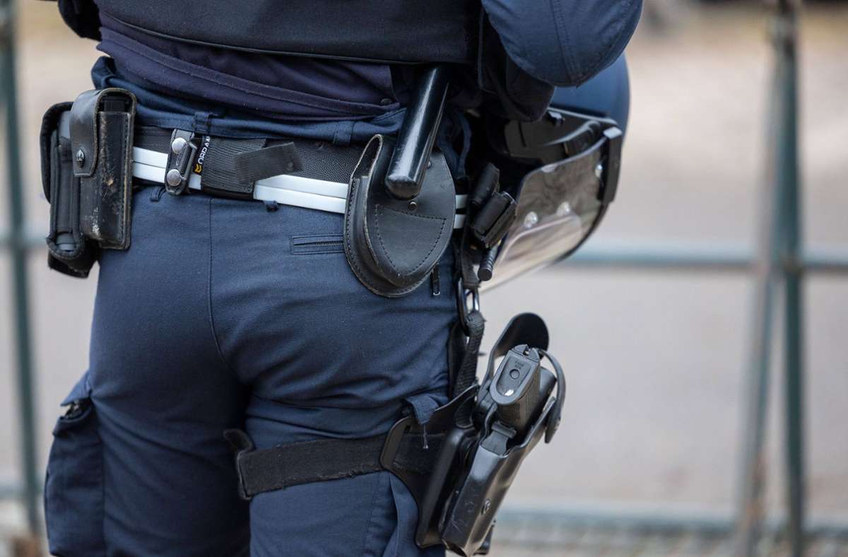 Nach Familienstreit in Ettlingen: Mann geht mit Messer auf Beamte zu - Polizisten schießen