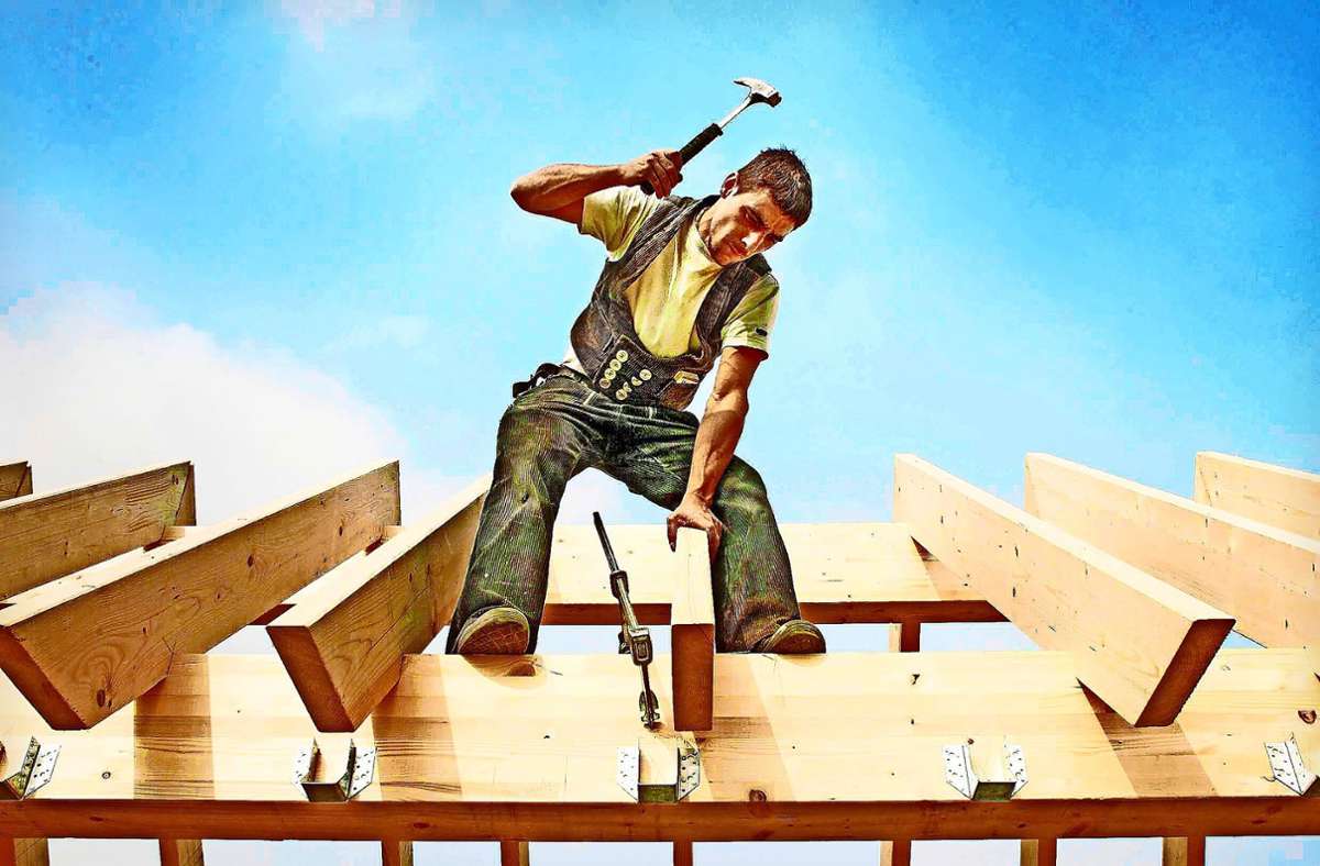Beim Thema Holzbau denken viele  nur an Dachstuhlbau und  Blockhäuser. Foto: imago//A. Schambeck