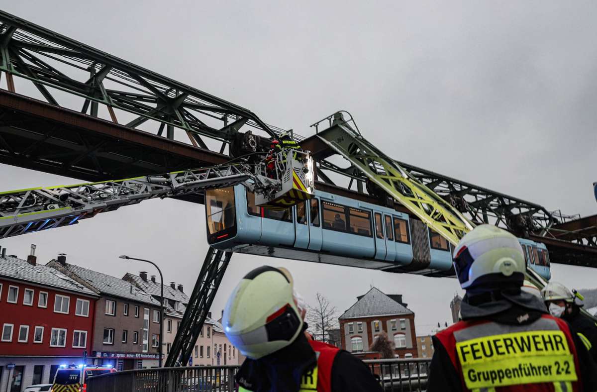 In Wuppertal mussten sechs Menschen aus einer Schwebebahn befreit werden.