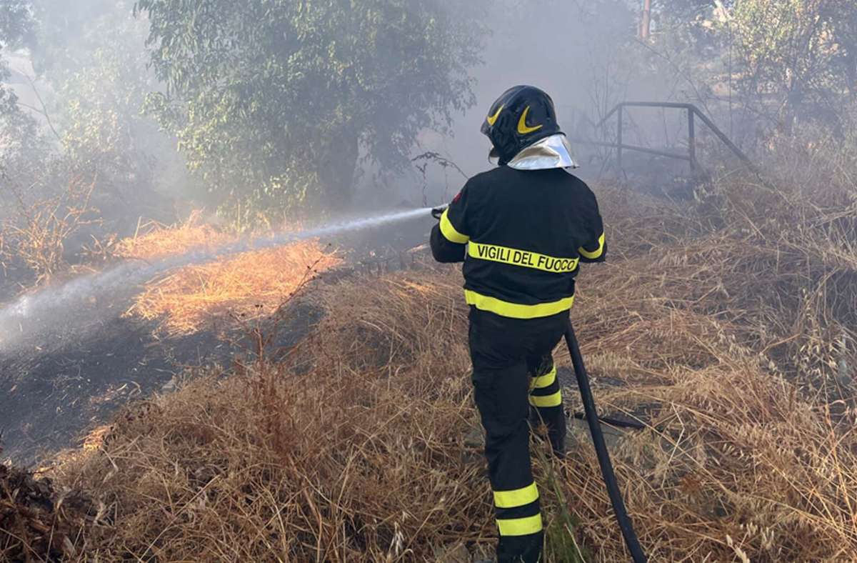 Ein Feuerwehrmann löscht einen Waldbrand nahe der Gemeinde  Vicari bei Palermo auf Sizilien.