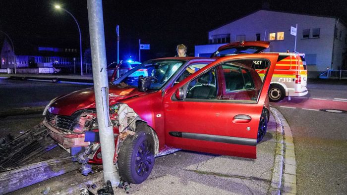 Auto prallt gegen Straßenlaterne – drei Verletzte