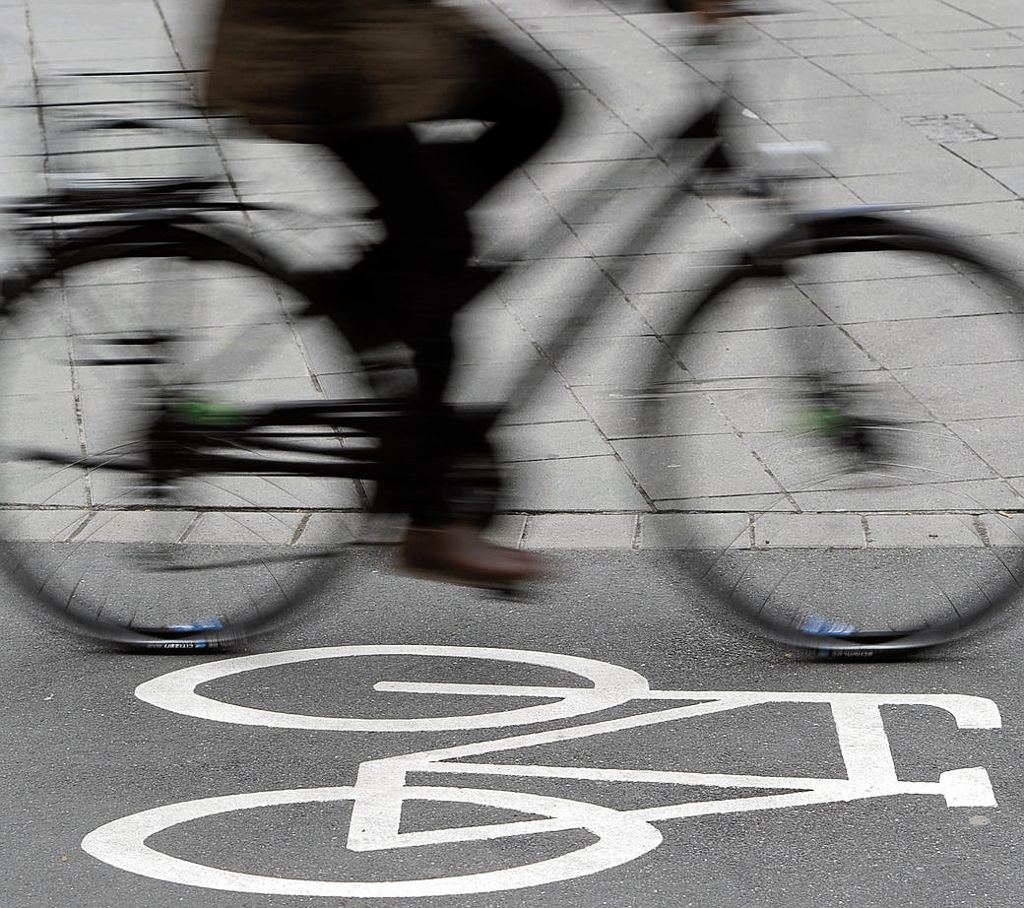 Die Polizei sucht nach Zeugen: Wendlingen: Zwei Radfahrer prallen ineinander und verletzen sich schwer