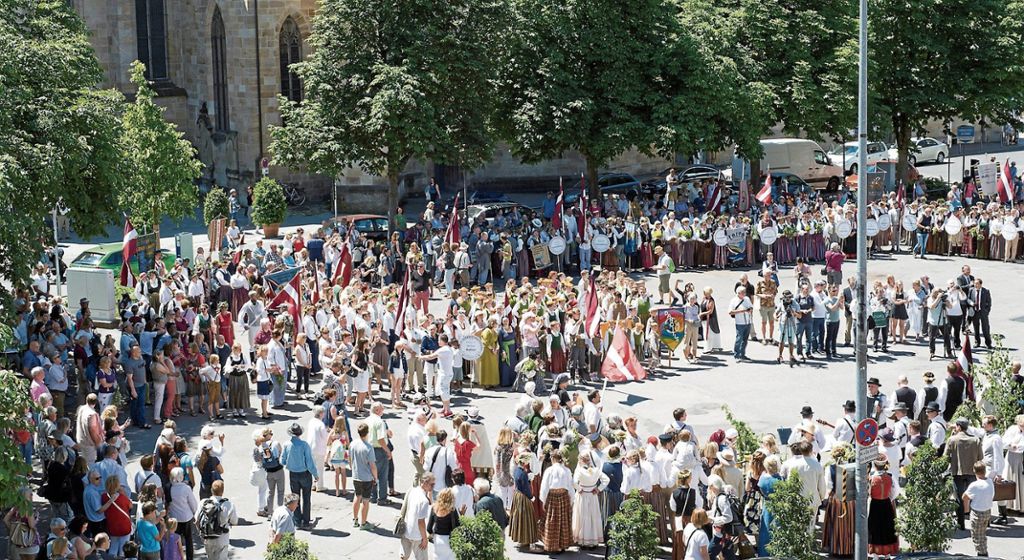 ESSLINGEN: Festumzug und Auftakt des Jubiläums „70 Jahre lettisches Sängerfest in Esslingen“: Letten aus aller Welt kommen zum Feiern