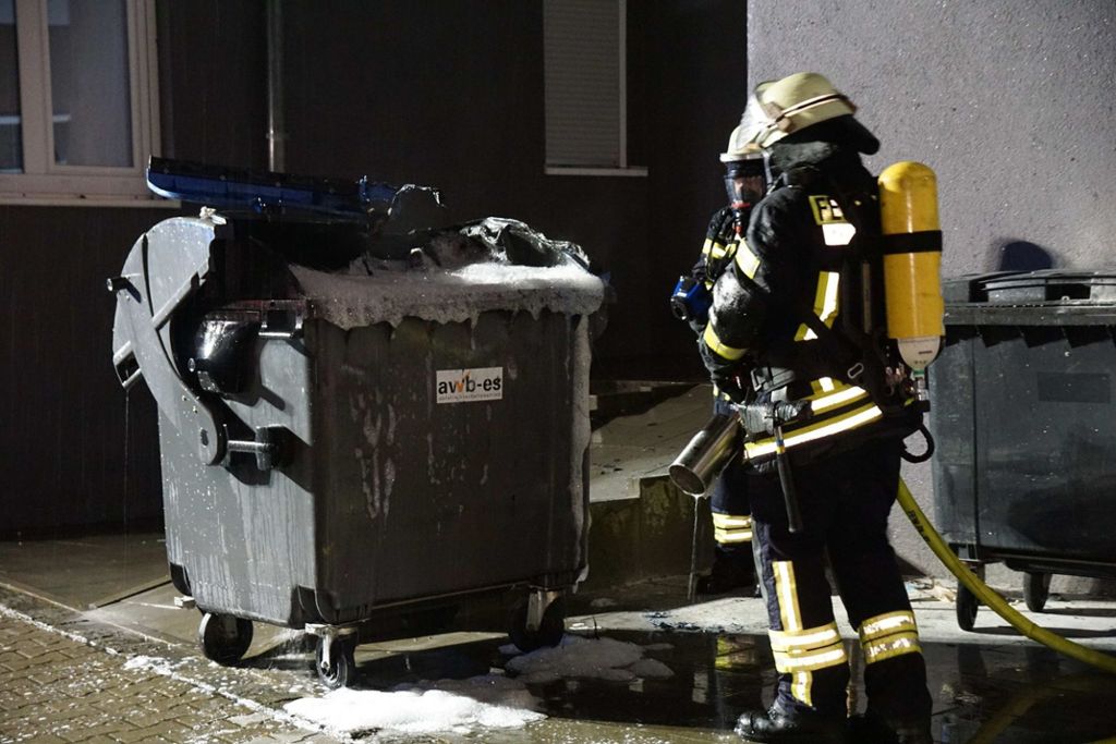 In Plochingen brennt ein Mülleimer. Die Polizei ermittelt.