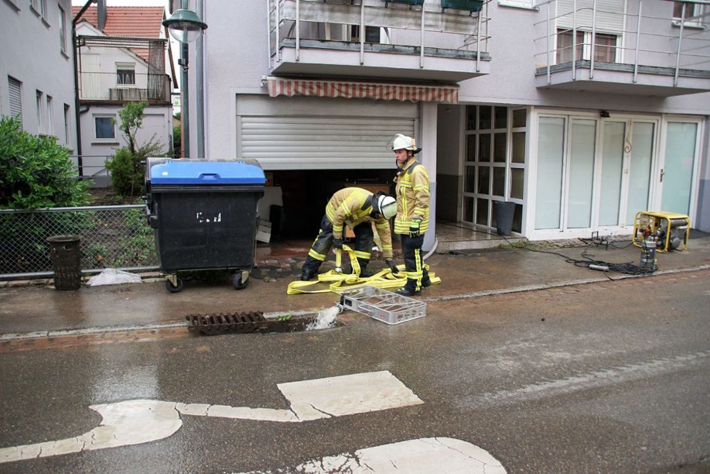 Aufräumarbeiten nach Überschwemmungen in Aichtal und Wolfschlugen: Feuerwehr im Dauereinsatz
