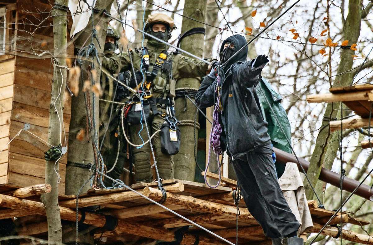 Dannenröder Forst: Polizei holt letzten Umweltschützer aus dem Baum
