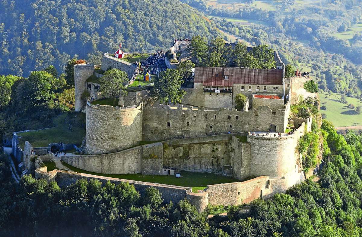 Die Festungsruine Hohenneuffen ist eine der größten Höhenburgen Süddeutschlands und ein beliebtes Ausflugsziel.
