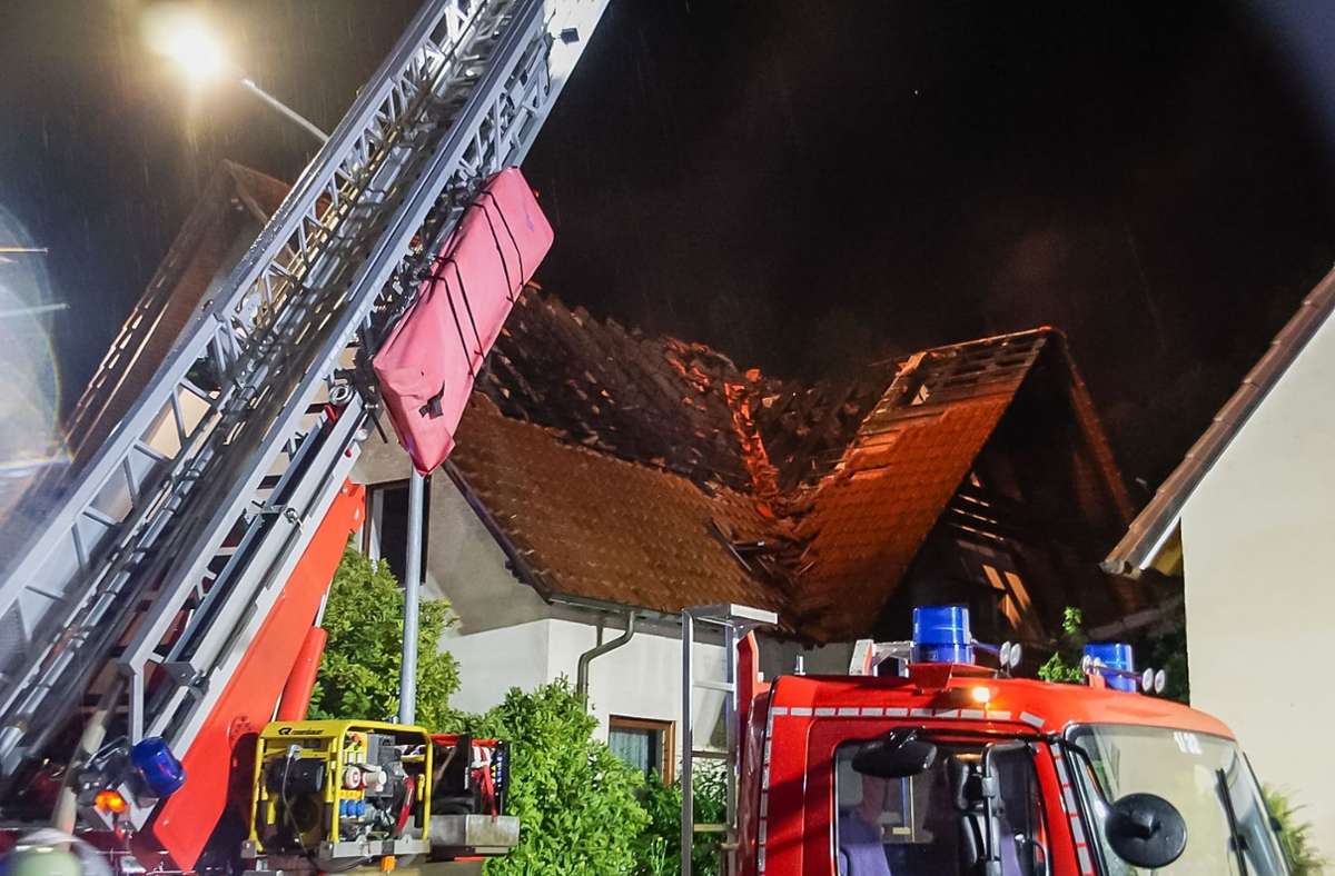 Unwetter in Stuttgart und Region: Blitz setzt Dachstuhl in Brand