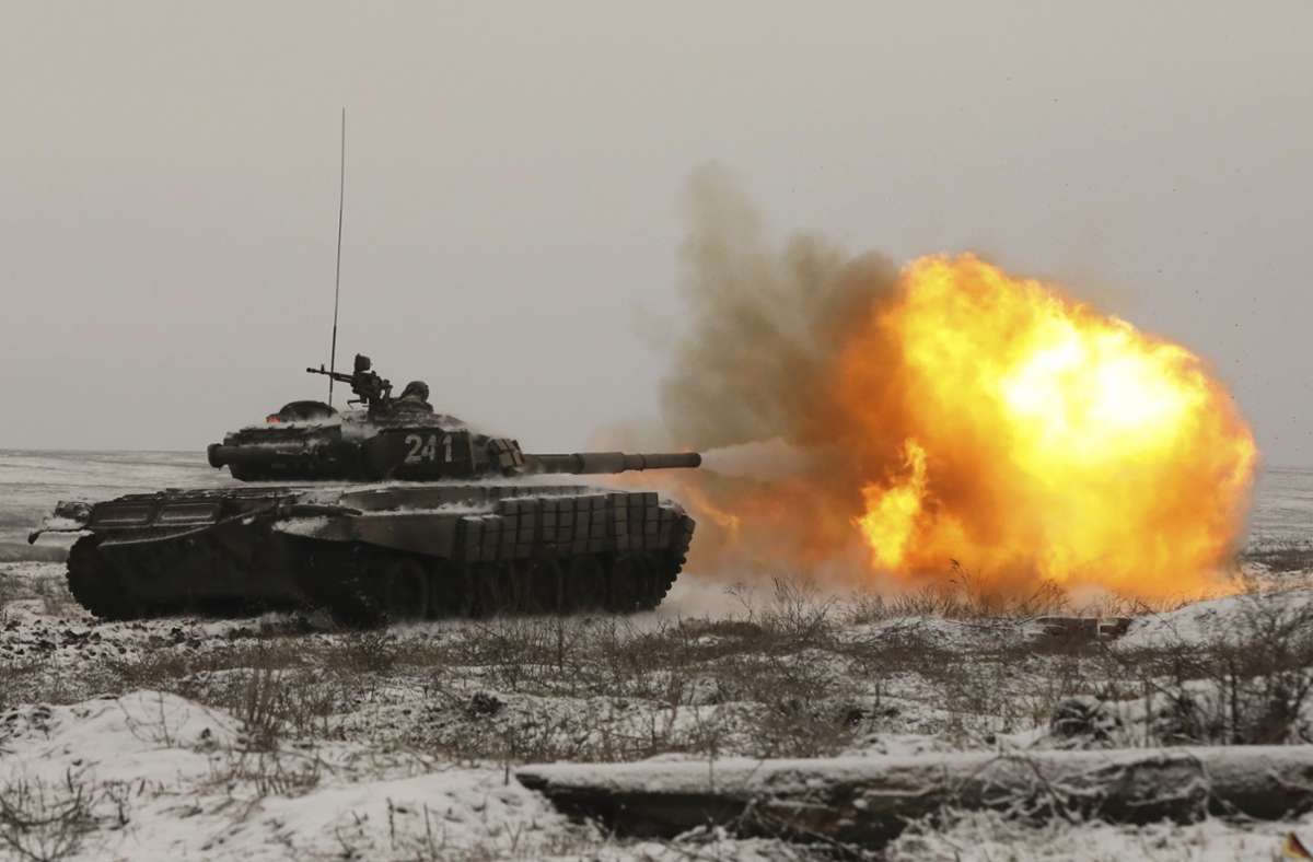 Ein russischer Kampfpanzer vom Typ T-72B3 feuert in der Ukraine. Deren Verteidiger haben den russischen Offensive an den meisten Fronten gestoppt. Foto: AP/dpa