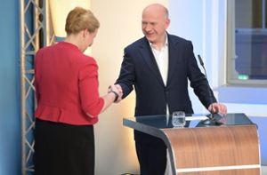 Die Spitzenkandidaten Franziska Giffey (SPD) und Kai Wegner (CDU) reichen sich am Wahlabend die Hand. Foto: dpa/Sebastian Gollnow