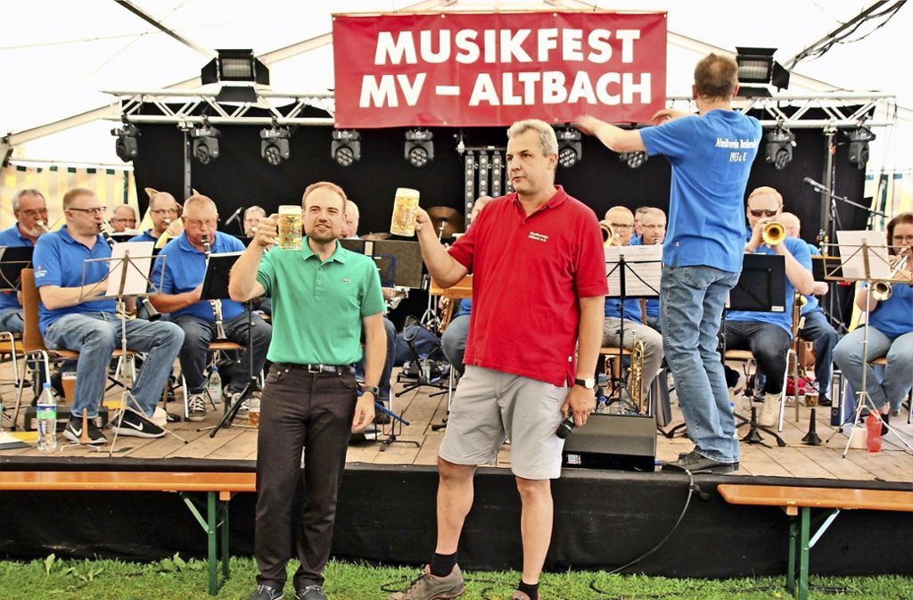 Drei Tage Musikvereinsfest auf dem Festplatz – Zwei Bands ergänzen die Auftritte der Blaskapellen: Rock- und Blasmusik im Festzelt