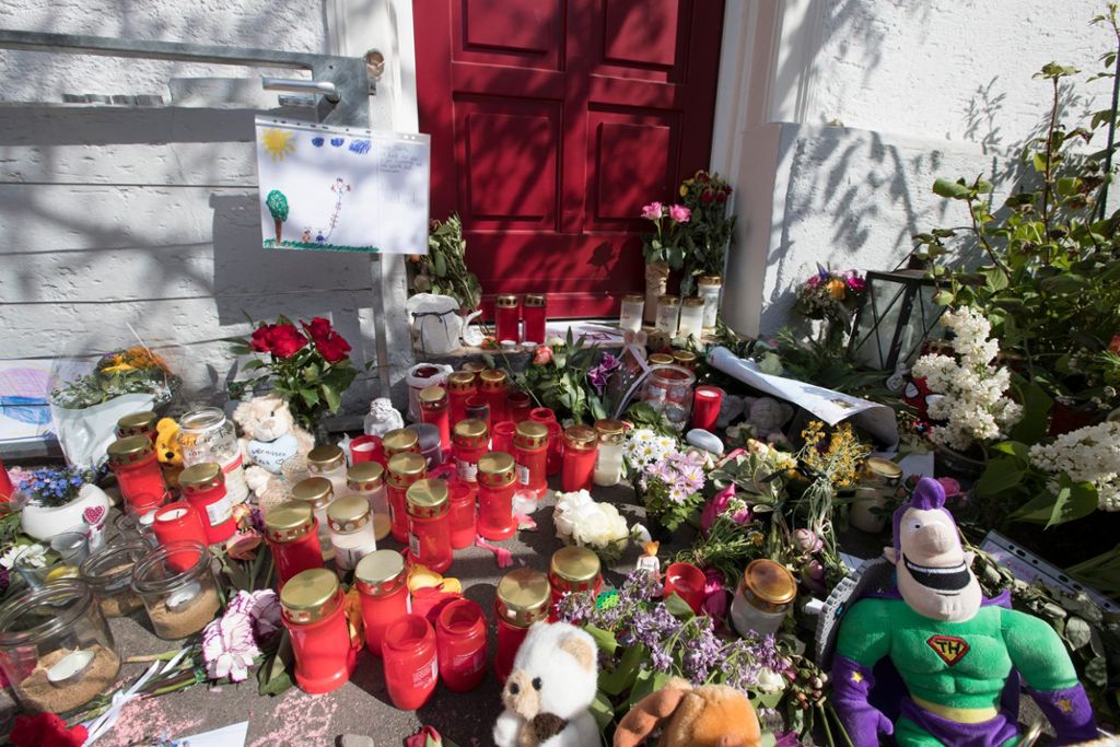 Die Trauer in Unterensingen ist groß. Vor dem Haus der getöteten Geschwister wurden Blumen und Plüschtiere abgelegt.
