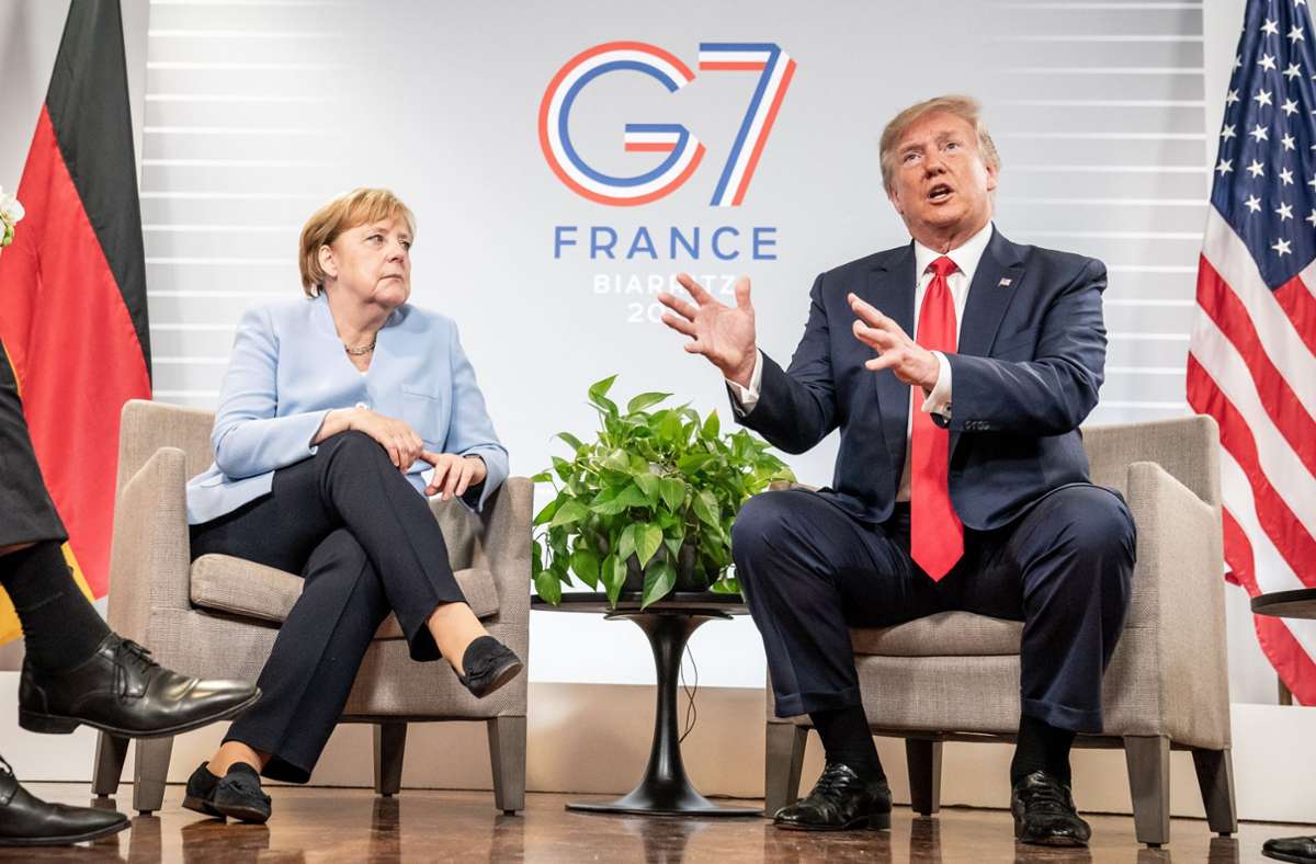 August 2019: Eine Pressekonferenz von Merkel und Trump zum Abschluss des G7-Gipfels wird berühmt. Merkels Blicke, während der damalige US-Präsident spricht, sagen mehr als tausend Worte. Während Trump einen baldigen Besuch in Deutschland ankündigt, grinst Merkel als wolle sie sagen „hört, hört“. Kurz danach sagt Trump, er habe deutsches Blut. Daraufhin verliert die Kanzlerin für einen kurzen Moment die Fassung und kann sich ein kurzes Prusten nicht verkneifen.