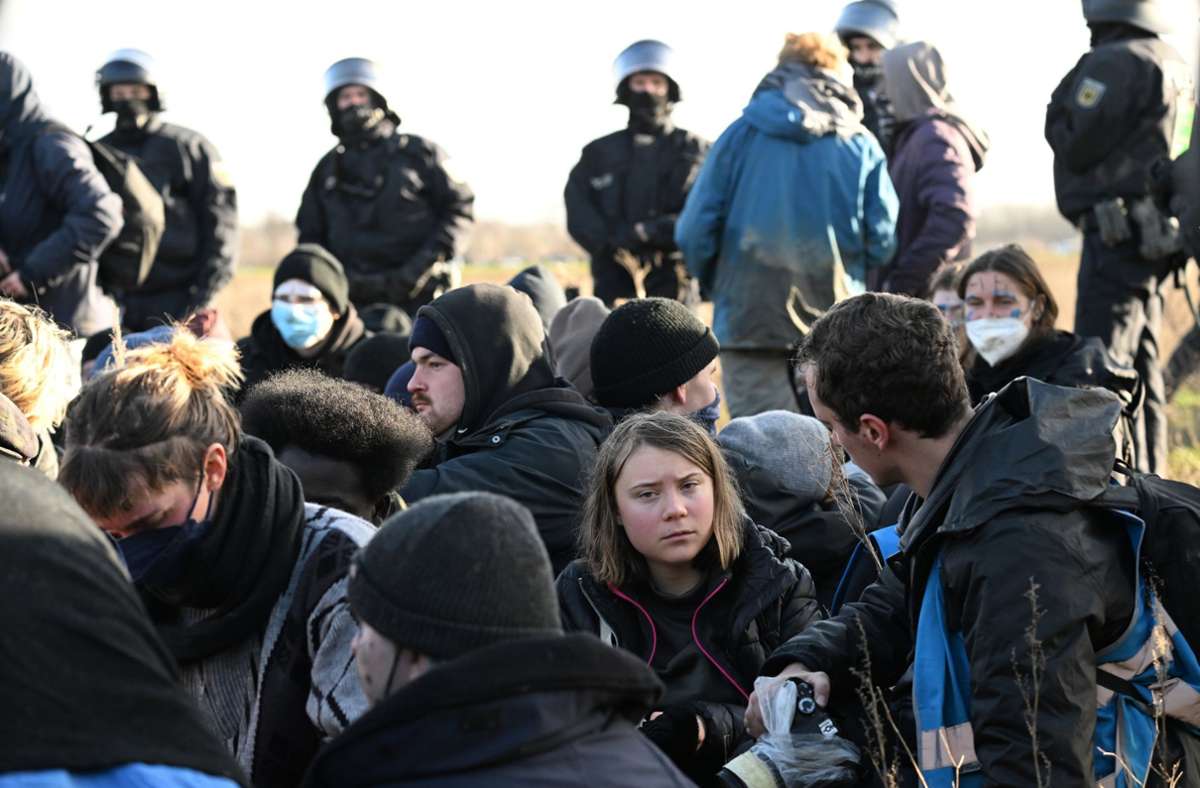Greta Thunberg und weitere Klimaaktivisten wurden von der Polizei eingekreist.