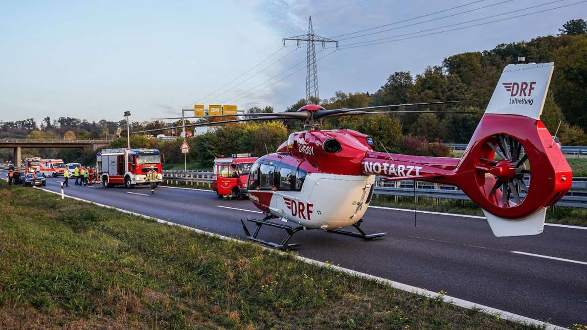 B 10 bei Reichenbach: Fahrer nach Unfall in Klinik geflogen – Rettungskräfte riechen Alkohol
