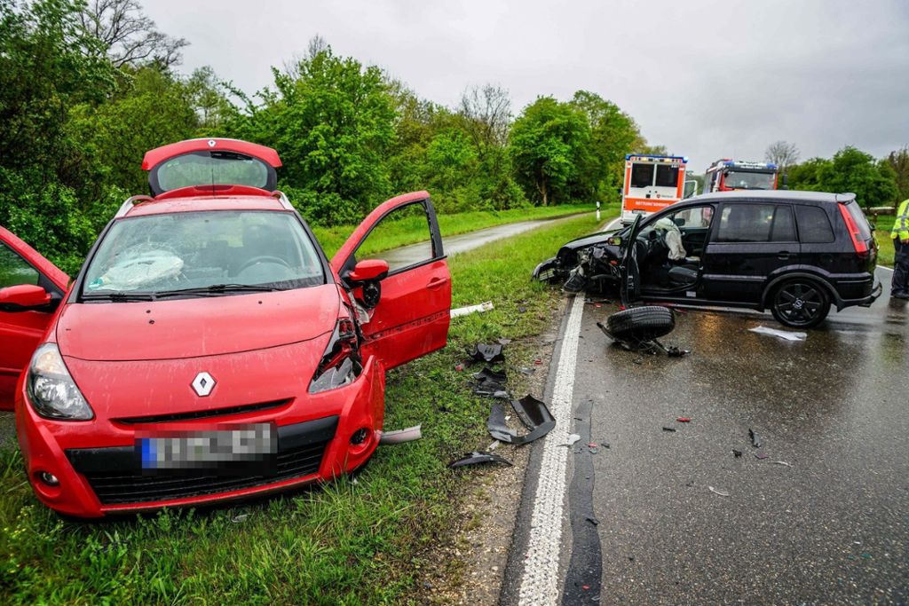 Ein Auto kollidierte mit einem entgegekommenden Fahrzeug: Schwerer Unfall mit zwei Verletzten bei Reichenbach