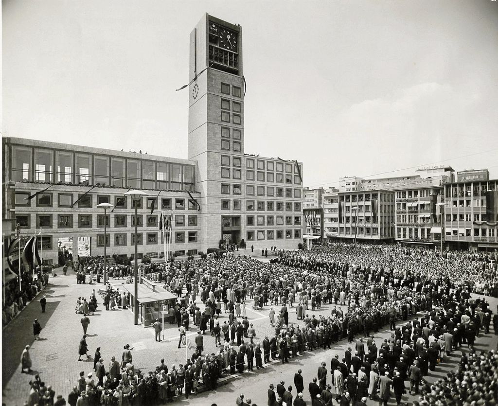 4. Mai 1956, das neue Stuttgarter Rathaus am Marktplatz wird eingeweiht. Viele Stuttgarter verfolgten die Feierlichkeiten.  Fotos: Stadtarchiv