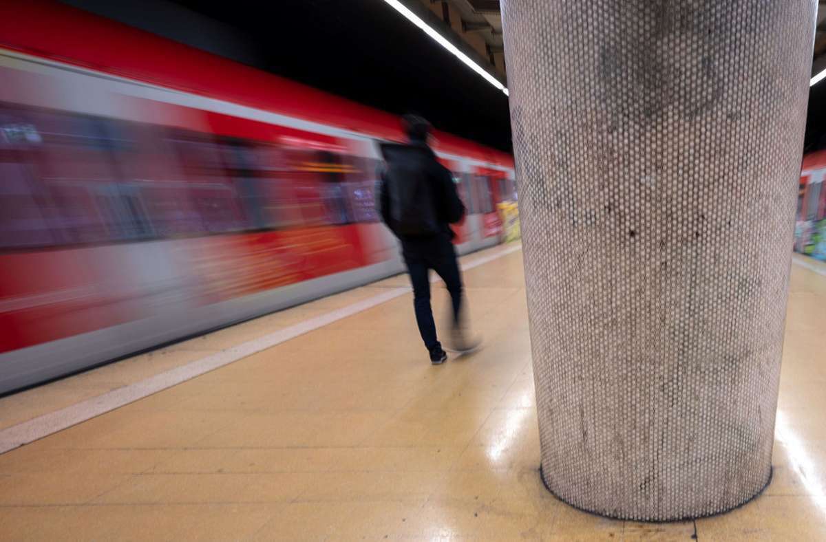 Polizeieinsatz in Kirchheim: 22-Jährige in S-Bahn sexuell belästigt