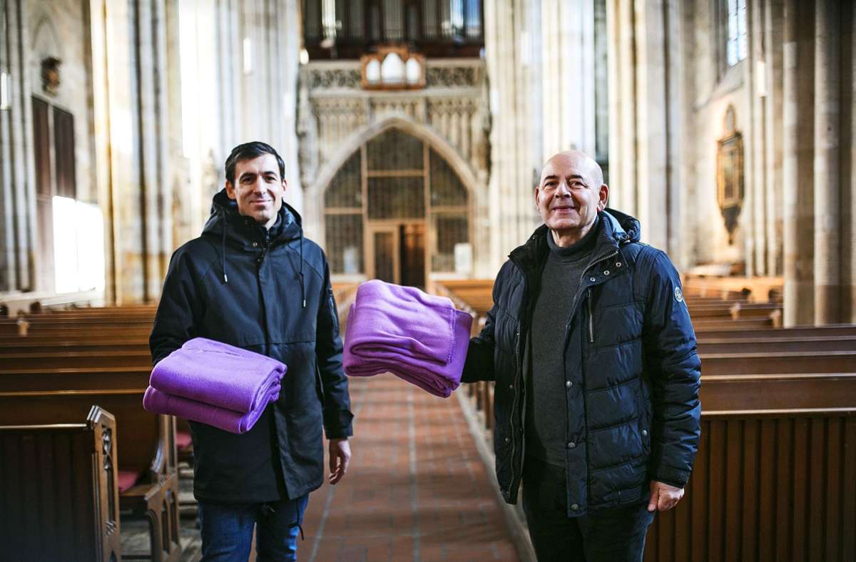 Zur Not helfen Decken: Architekt Florian Hartmann  und Dekan Bernd Weißenborn  (von links) in der Esslinger Frauenkirche Foto: Ines Rudel