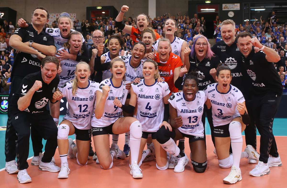 So sehen Siegerinnen aus: Die Volleyballerinnen von Allianz MTV Stuttgart nach dem 3:2-Sieg in der Champions League gegen Fenerbahce Istanbul.