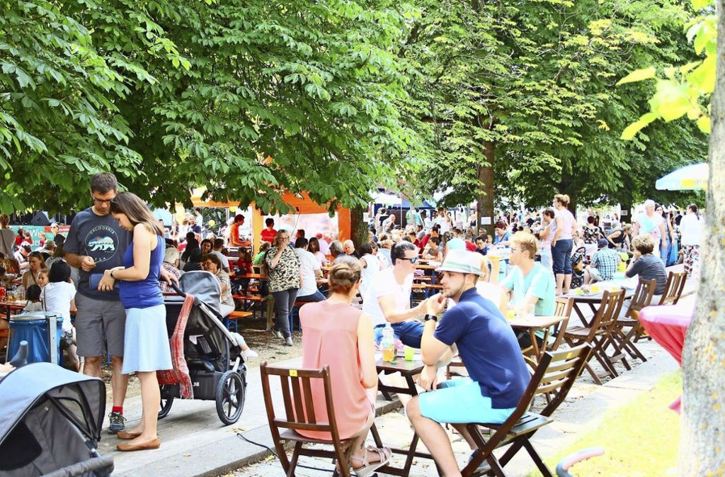 Bei bestem Wetter feiern die Bürger das Jubiläum des Scharnhausener Parks: Der Park feiert sich