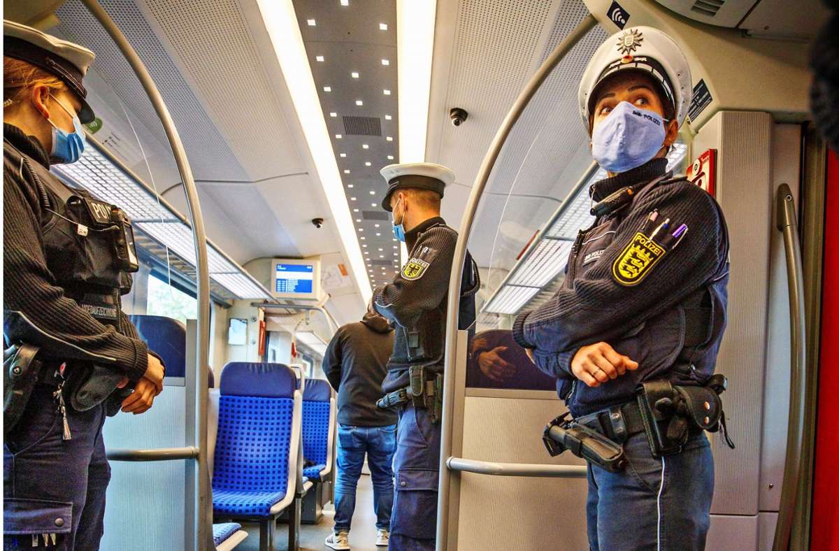 Gewalt in S-Bahn in Stuttgart: Rabauke in S-Bahn würgt DB-Wachmann