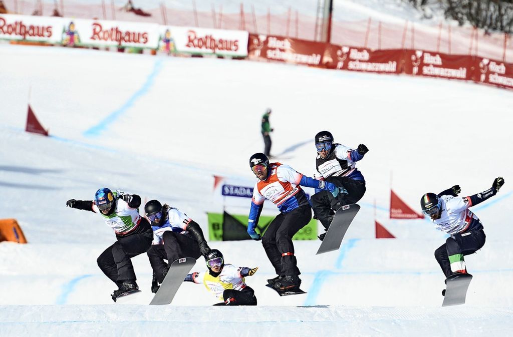 Spektakuläre Sprünge beim FIS Snowboard Cross Weltcup am Feldberg: Generalprobe vor Olympia