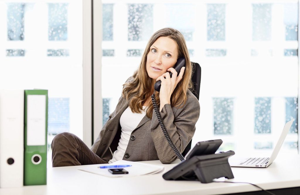 Kommunikationsknigge: Einen Anruf zu tätigen kann im Job-Alltag oft sinnvoller sein als zu mailen: Telefon first