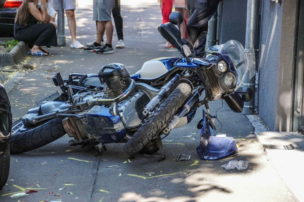 Der Motorradfahrer wurde verletzt in ein Krankenhaus gebracht: Ostfildern: Motorrad prallt nach Kollision mit Auto gegen Scheibe