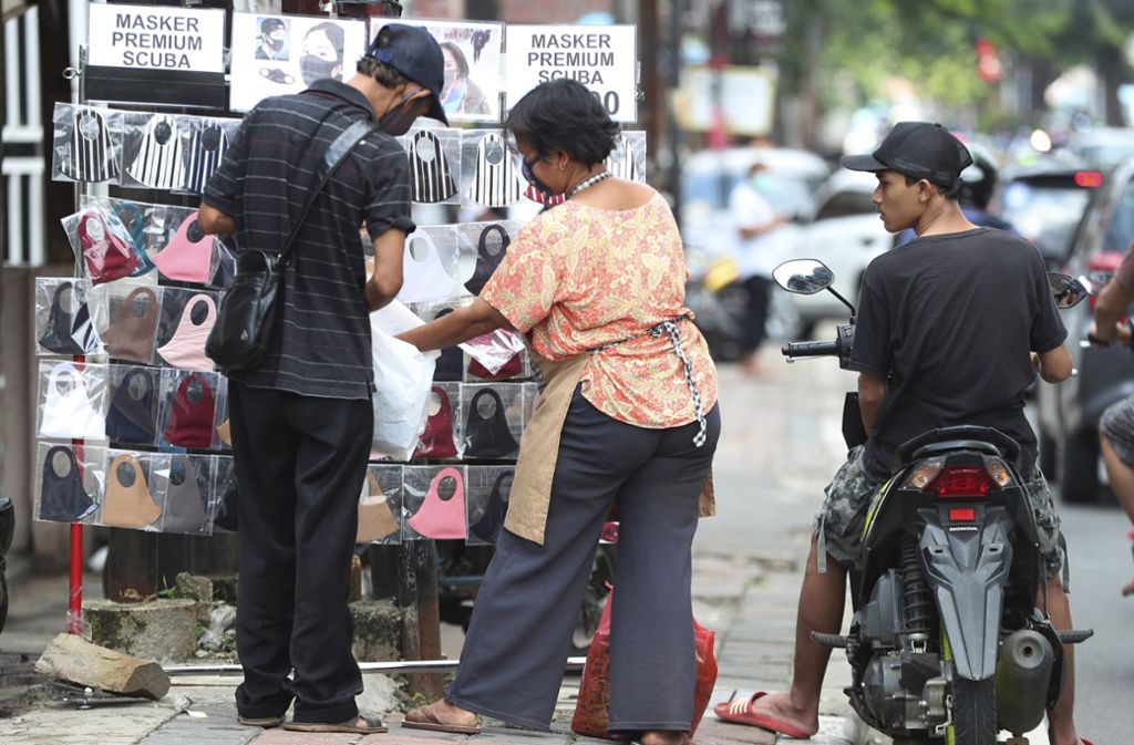 Im indonesischen Jakarta sind Schutzmasken ein begehrtes Gut.