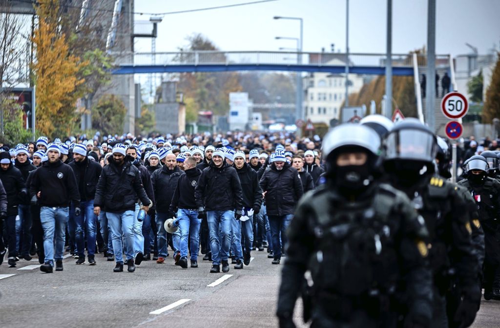 Statt der direkten Anreise mit dem Bus müssen KSC-Fans zu Fuß zum Stadion laufen: Polizei verweigert 500 KSC Fans Zutritt zum Stuttgarter Stadion